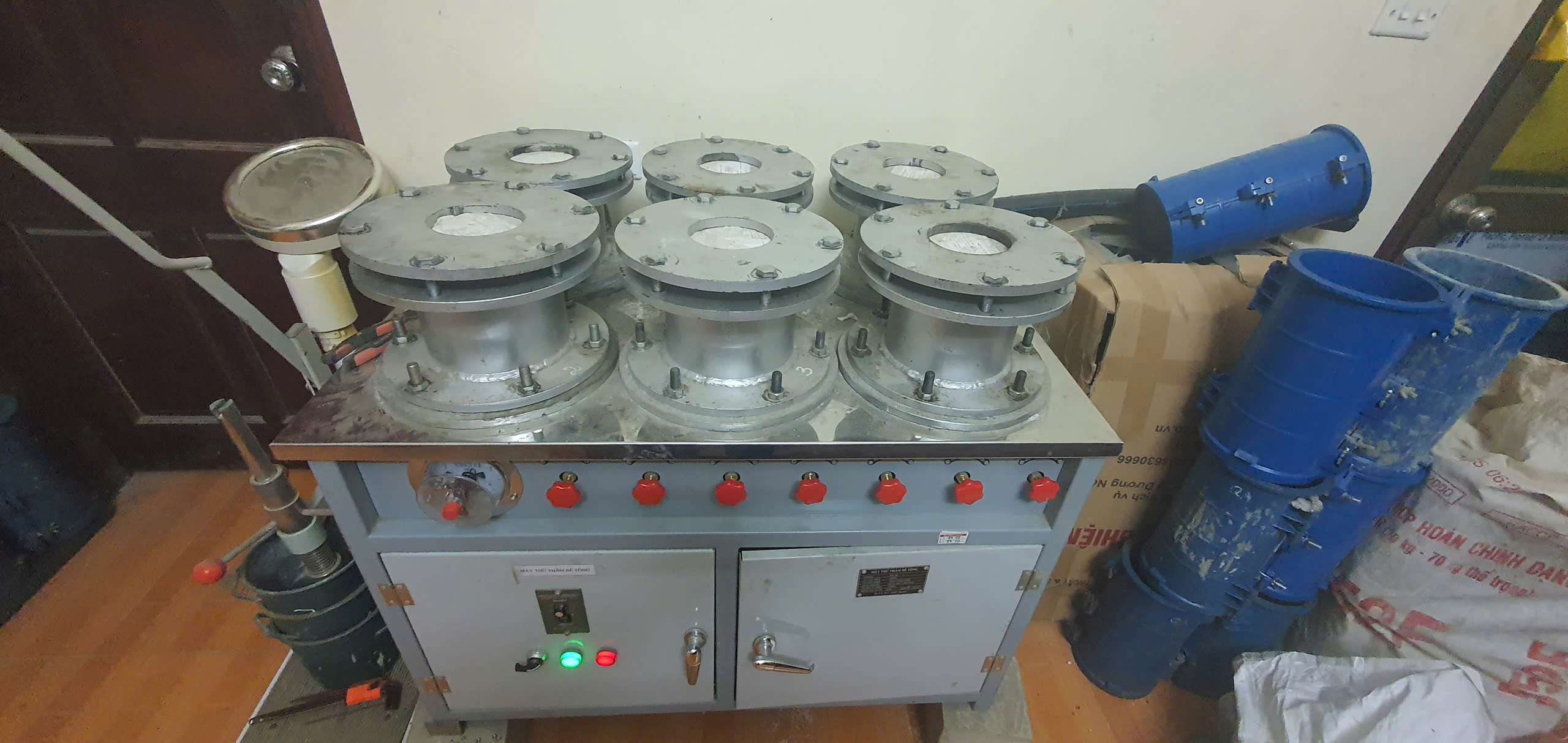 Thí nghiệm mài mòn bề mặt gạch